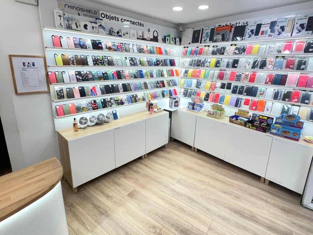 Mur de coques et accessoires smartphone dans la boutique STUFF Aix-en-Provence