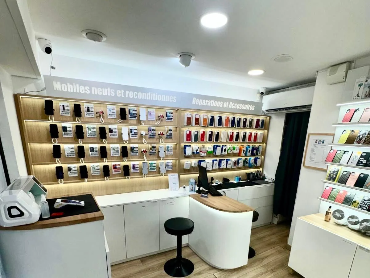 Smartphones neufs et reconditionnés exposés dans la boutique STUFF Aix-en-Provence